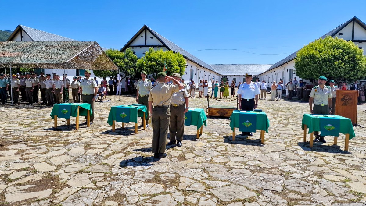 #Buenasnoches Terminamos la semana felicitando a los 78 nuevos militares diplomados del curso de montaña y 67 del curso de operaciones especiales.
Después de un arduo trabajo y sacrificio, han recibido sus diplomas en la #EMMOE_ET <a href="/MADOC_ET/">MADOC</a> #Jaca, tras superar el plan de estudios