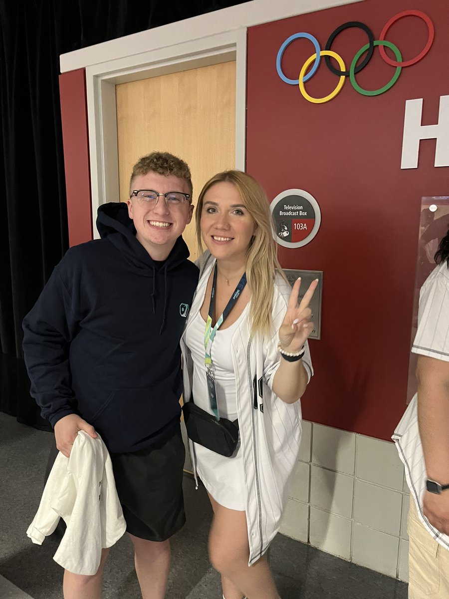 ktnrl's tweet photo. @NEAT0QUEEN legend! So nice to meet you and so kind! Thank you for the stickers :^) https://t.co/DzBbpGxEms