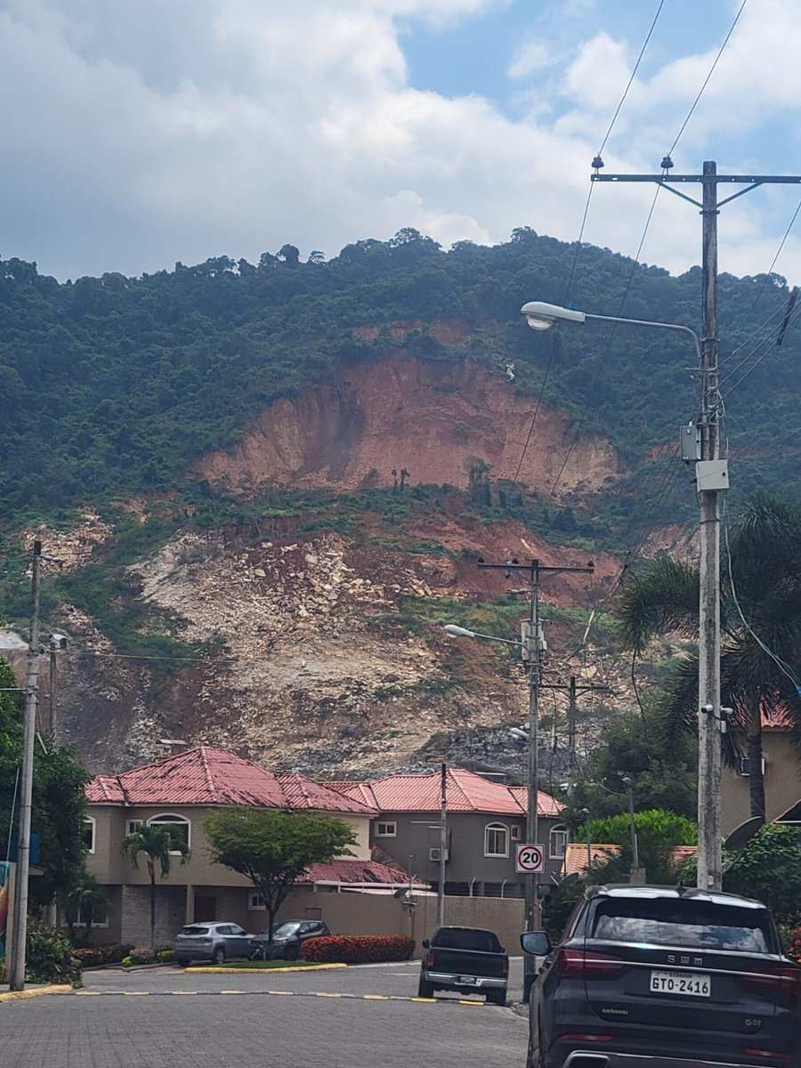 Lmarangonib's tweet photo. De terror, los cerros son sagrados y los habitantes de sus faldas más. https://t.co/I191wuu6id