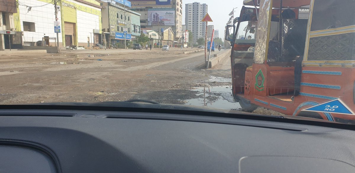 FaiqueBarlas's tweet photo. @HazimBangwar Ye issue b dekhlen kabhi 5 star flyover service road entrance. https://t.co/rfbMxI2o1d