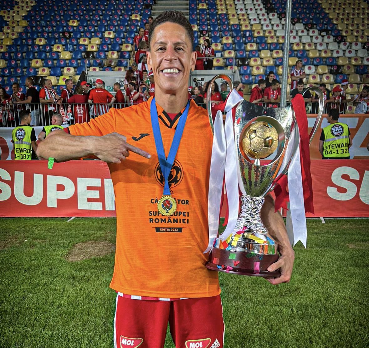 SOLOVENEX_'s tweet photo. 🇻🇪 𝗚𝗮𝗻𝗮𝗱𝗼𝗿 𝗶𝗻𝗮𝗴𝗼𝘁𝗮𝗯𝗹𝗲: Mario Rondón (@RondonMario) continúa agigantando su palmarés. Este sábado se coronó campeón de la Supercopa de Rumania con el Sepsi OSK, que venció 1-0 al Farul Constantą. Partido en el que el delantero venezolano ingresó al minuto 79’. Ya son 13 títulos profesionales para el criollo y seis en el fútbol rumano, divididos así: 𝟬𝟯 𝘀𝘂𝗽𝗲𝗿𝗰𝗼𝗽𝗮𝘀, 𝟬𝟮 𝗹𝗶𝗴𝗮𝘀 𝘆 𝟬𝟭 𝗰𝗼𝗽𝗮. A sus 37 años, “Súper Mario” continúa cosechando logros en el viejo continente. ¡La edad 𝗡𝗨𝗡𝗖𝗔 fue un límite! 🏆⭐️

#VenEx #SepsiOSK #Rondón #SoloVenex

𝗔𝗹𝗴𝘂𝗻𝗼𝘀 𝗱𝗮𝘁𝗼𝘀: @MarioSanchezVe