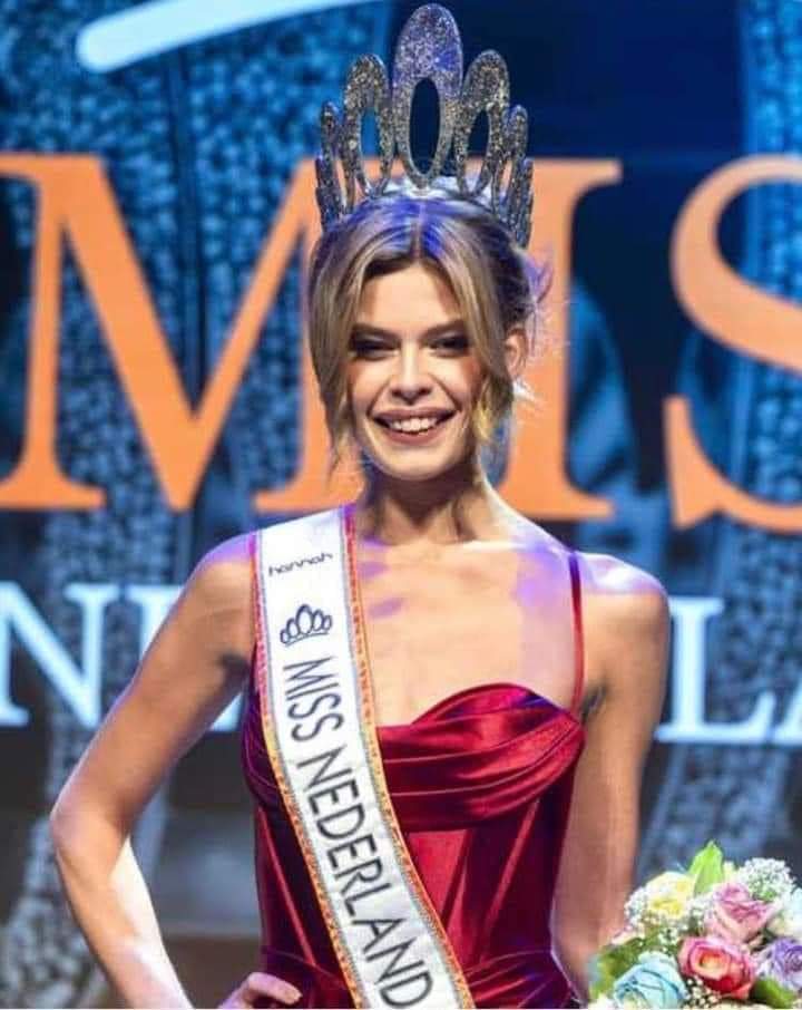 Wat is normaal?
----------------

We leven in een tijd waarin alles wat normaal is, wordt bevraagd en geproblematiseerd. Alles wat uitzonderlijk, marginaal, fringe is, wordt centraal geplaatst en gevierd. We zijn overgestapt van een wereld die gegrond is in realiteit  maar