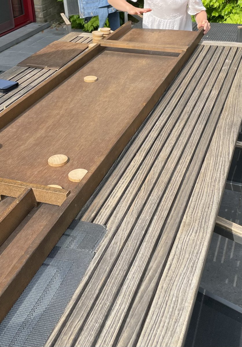 MartineVandew's tweet image. Papa en mama @LudovicoEinaudi @gentjazz . De kleinkinderen even kennis laten maken met “de tijd van toen”. Ze vonden het heerlijk #sjoelbak