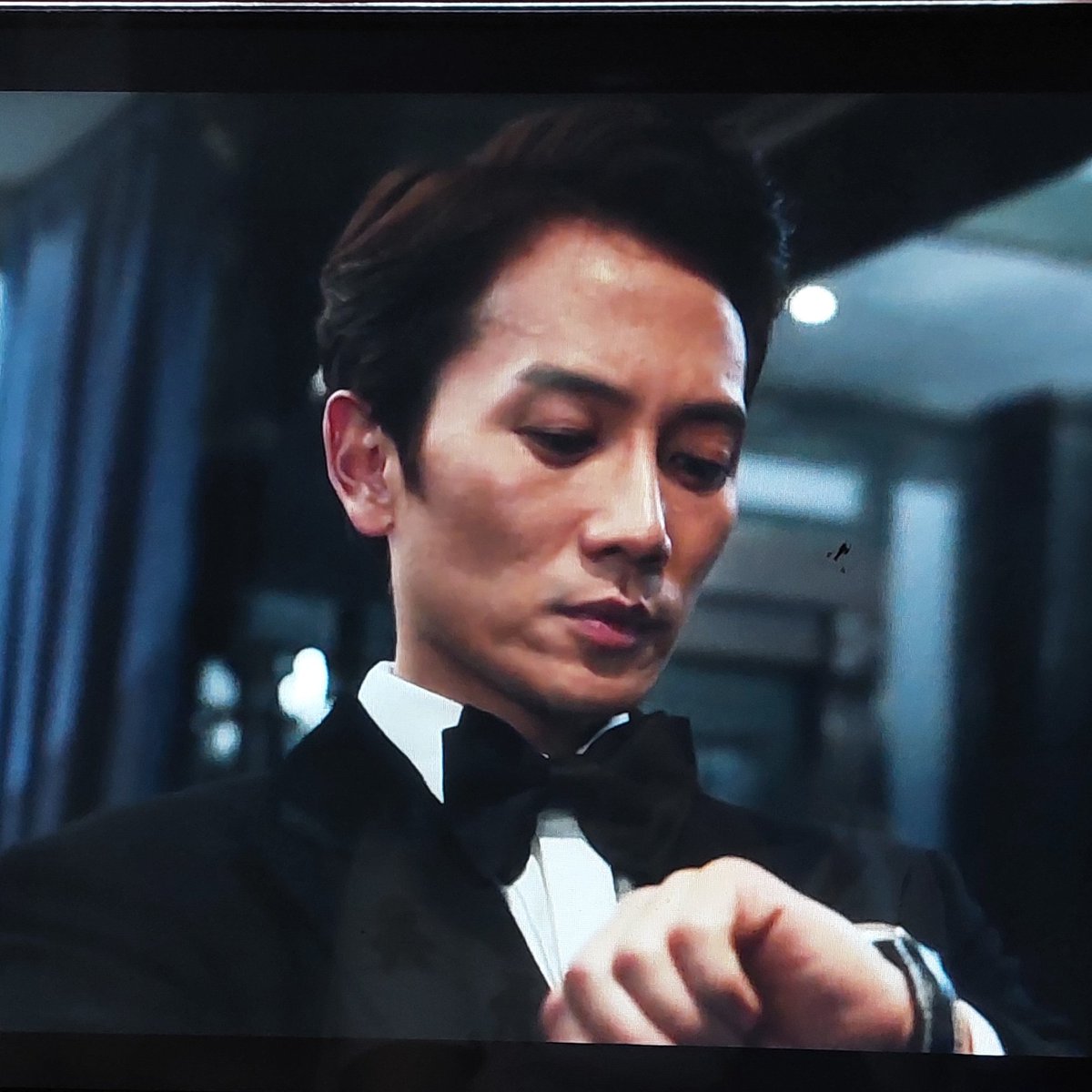 LawfulHusbands's tweet photo. Yohan was so impatient here but acting all cool and serious while waiting for Gaon and then Gaon comes out and the man started giving him bedroom eyes like๐
#TDJRewatch #TheDevilJudge https://t.co/05xNvFgSGd