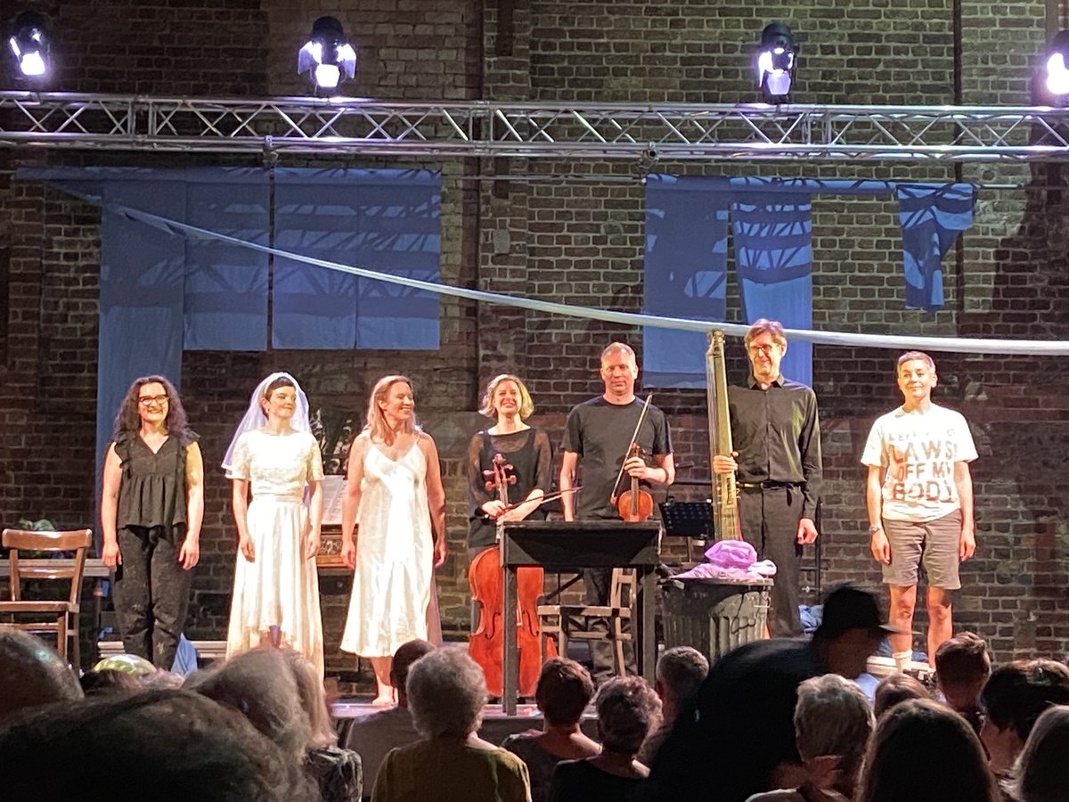 @Helenrichenda (@helenrichenda) on Twitter photo 🔥 Out of her mouth <a href="/SpitsMusic/">Spitalfields Music</a> <a href="/DunedinConsort/">Dunedin Consort</a> <a href="/SampsonCarolyn/">Carolyn Sampson 🇪🇺</a> #AnnaDennis <a href="/alysmererid/">Alys Mererid Roberts</a> bringing to vivid life the subversive cantatas of #elisabethjaquetdelaguerre - with baseball bat - & punchy translations by <a href="/toriabanks/">Toria Banks</a> 👏🏼#girlpower 🔥 Out of her mouth <a href="/SpitsMusic/">Spitalfields Music</a> <a href="/DunedinConsort/">Dunedin Consort</a> <a href="/SampsonCarolyn/">Carolyn Sampson 🇪🇺</a> #AnnaDennis <a href="/alysmererid/">Alys Mererid Roberts</a> bringing to vivid life the subversive cantatas of #elisabethjaquetdelaguerre - with baseball bat - & punchy translations by <a href="/toriabanks/">Toria Banks</a> 👏🏼#girlpower