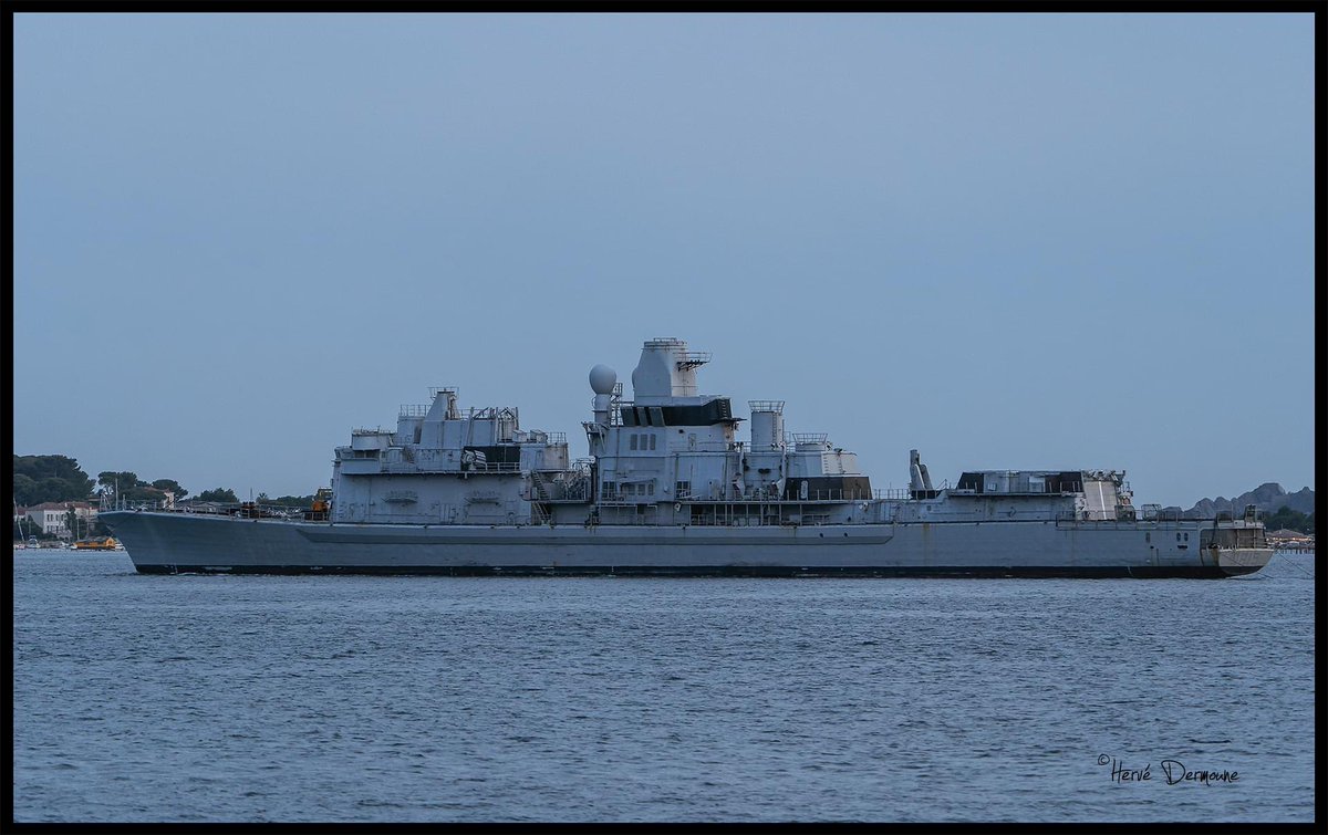 WarshipCam's tweet photo. Former French Navy Cassard-class anti-air frigate FS Jean Bart (D615) leaving Toulon under tow being taken to Port-Avis to serve as a breaker - July 6, 2023 #fsjeanbart #d615 

SRC: FB- Hervé Dermoune Photographie https://t.co/8GT4HaqzIP