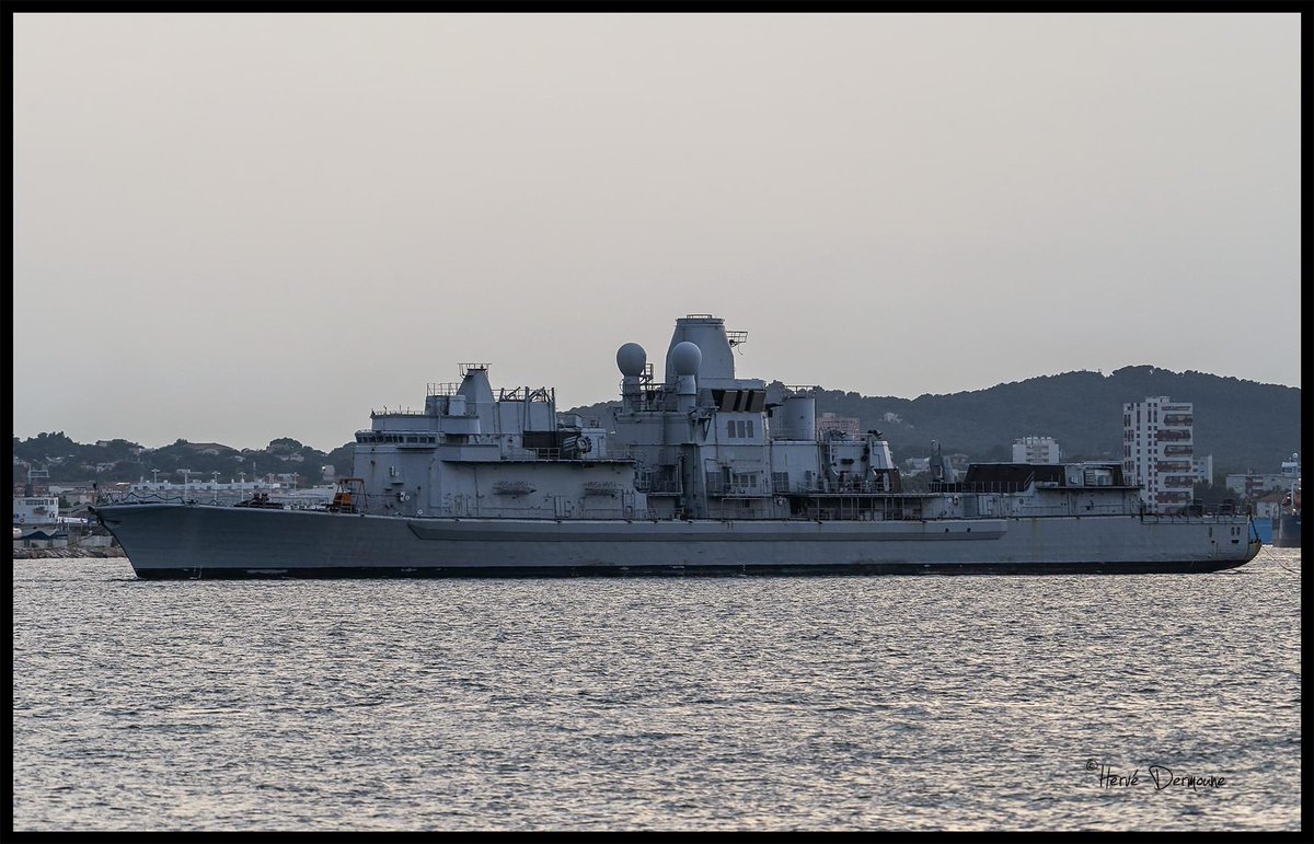 WarshipCam's tweet photo. Former French Navy Cassard-class anti-air frigate FS Jean Bart (D615) leaving Toulon under tow being taken to Port-Avis to serve as a breaker - July 6, 2023 #fsjeanbart #d615 

SRC: FB- Hervé Dermoune Photographie https://t.co/8GT4HaqzIP