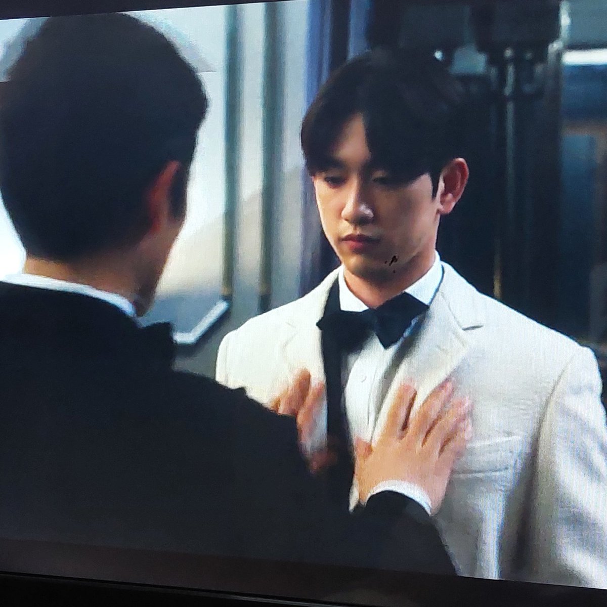 LawfulHusbands's tweet photo. Yohan could NOT keep his hands off, running his hands over Gaon's chest longer than necessary and look at Gaon going stiff I bet he was internally dying, Gaon must be so confused like "wait does he...like me?"
#TDJRewatch #TheDevilJudge https://t.co/3Lmi6KguFC