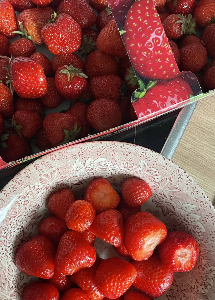 夫がボーデン湖行く度に大量の果物買う😂
腐る前に食べなくては🍓(幸せな悩みだけど、結構面倒くさいw)

焼くのに忙しくて
BBQ焼いてるとこは写真撮ってない🤣 https://t.co/pbd6oJoYPA