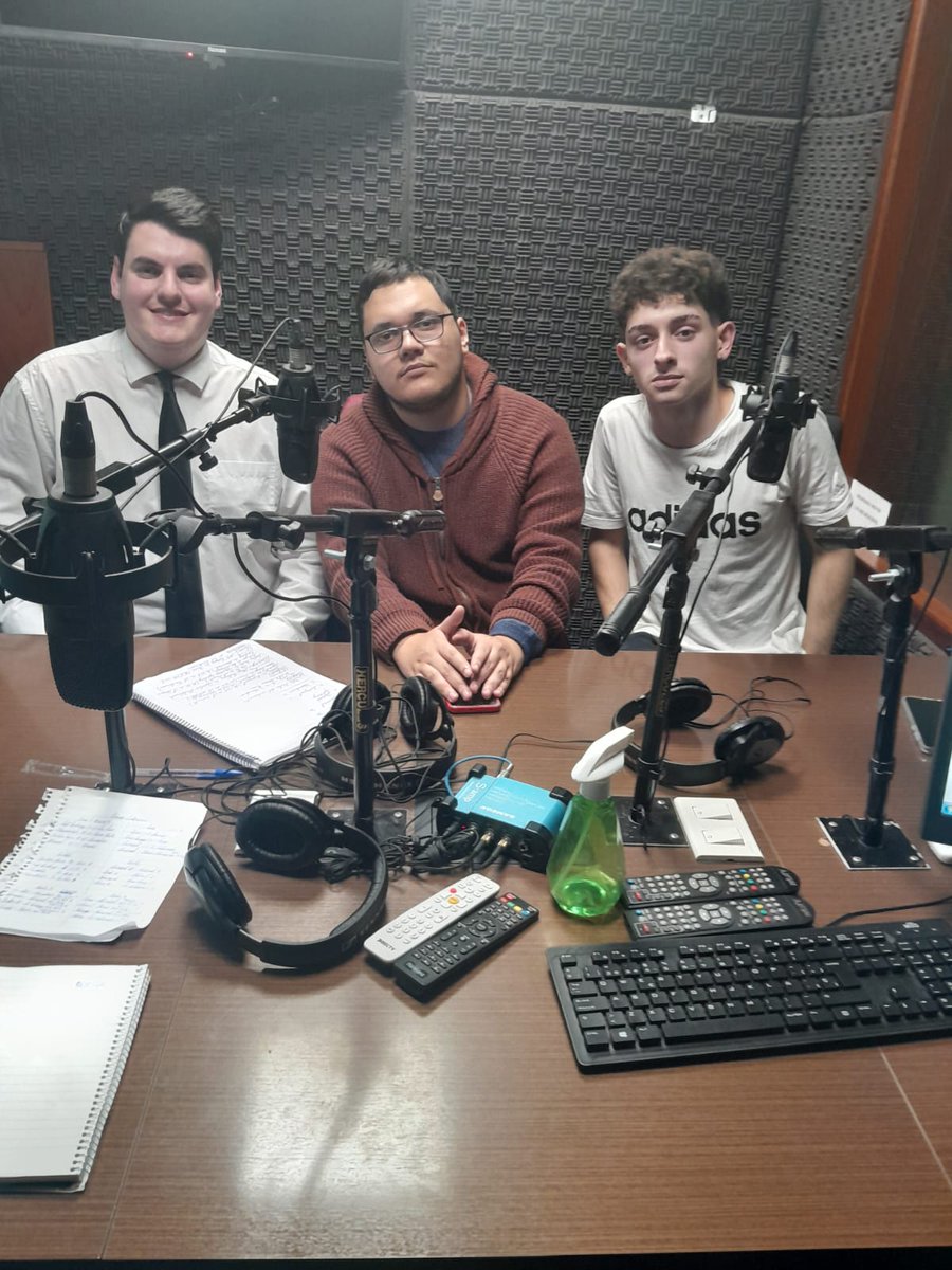 WiliamVelazquez's tweet photo. Alumnos de EPC en Montevideo participando en programa Pasión Deportiva en Carve Deportiva. 095.565.019 https://t.co/OkFFF9GSWT