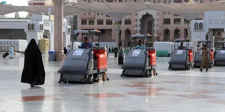 لخدمة وراحة ضيوف الرحمن..

 600 آلة ومعدة بإدارة بشرية وعبر تقنية الذكاء الاصطناعي لتنفيذ برامج التنظيف والتعقيم والتطهير خلال أوقات النهار والليل في المسجد النبوي.

-