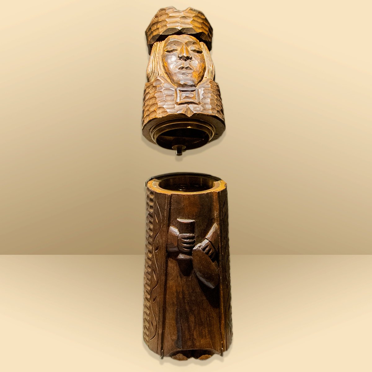 FBI's tweet photo. What appears to be a regular chess piece is actually a concealment device used by a Polish spy to commit espionage. Read about the spy and how the #FBI interfered with their mission here: https://t.co/vDHsEDD7aF https://t.co/qqDyT8RW0g