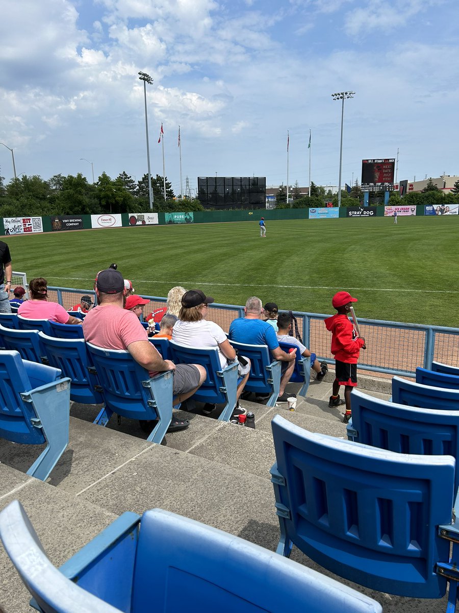 PortobelloELC's tweet photo. Portobello families enjoying a game at the ballpark @titans_ottawa https://t.co/roAo3iJm6e
