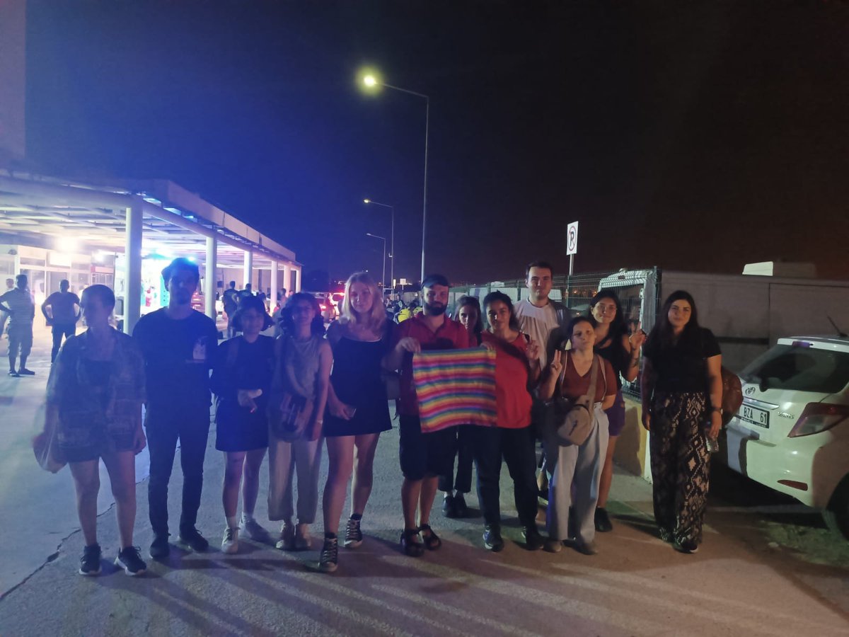 DirenisinR's tweet image. 📍Adana
Onur haftası basın açıklamasından gözaltına alınan tüm arkadaşlarımız serbest!

Yasaklarınız, baskılarınız lubunyaları yıldıramaz. Direnişimizi her gün daha da büyüteceğiz. Yaşasın LGBTİ+ mücadelemiz!

#ADAPride #ANARYAneayol