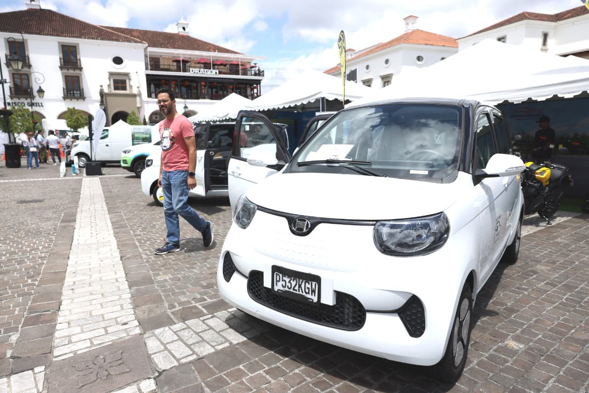Una exhibición de vehículos eléctricos fue presentada, en Ciudad Cayalá, por la Asociación de Movilidad Eléctrica de Guatemala, <a href="/amegua_org/">AMEGUA</a>, donde se pudo ver automóviles, motocicletas, bicicletas, scooters y camioncitos.

Vía: <a href="/HerbertG_DCA/">Herbert García</a>