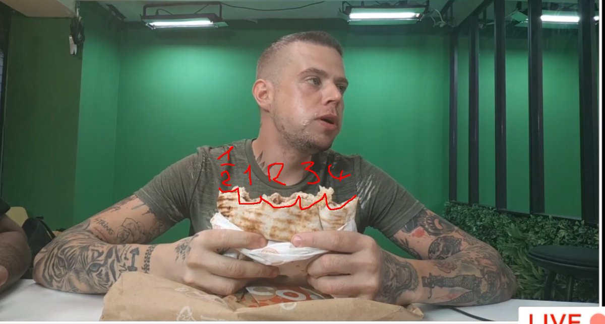 Exochasse7's tweet image. A gauche le tacos de son live 4 crocs et demi de large 
A droite le tacos du défi "gigatacos" 6 crocs et demi
#Alan #alanfoodchallenge