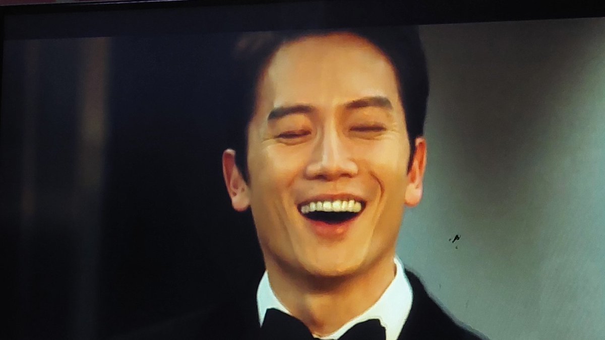 LawfulHusbands's tweet photo. This scene always fascinates me cause even when he hasn't been living with Yohan long, Gaon can still see through Yohan's fake laughing.
#TDJRewatch #TheDevilJudge https://t.co/ul5cigVZfq