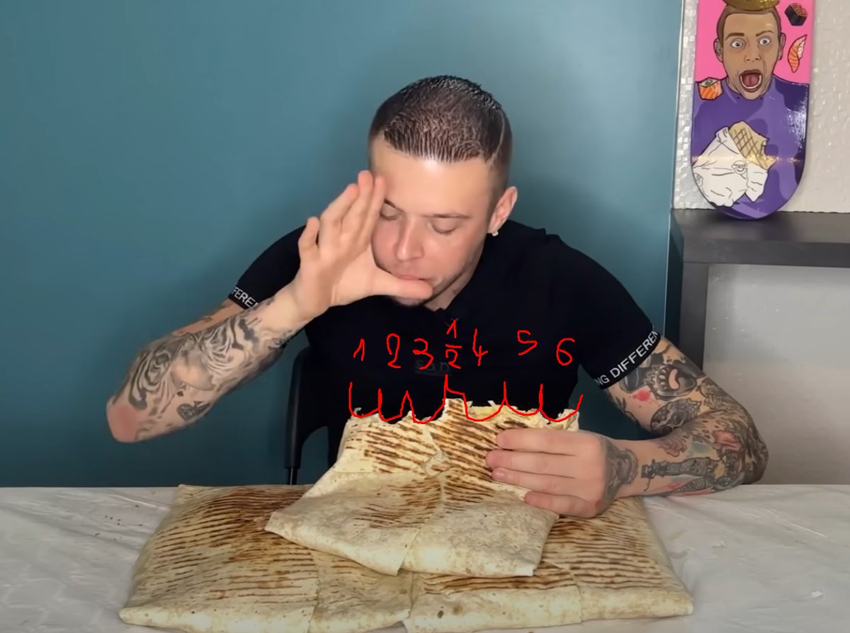 Exochasse7's tweet image. A gauche le tacos de son live 4 crocs et demi de large 
A droite le tacos du défi "gigatacos" 6 crocs et demi
#Alan #alanfoodchallenge