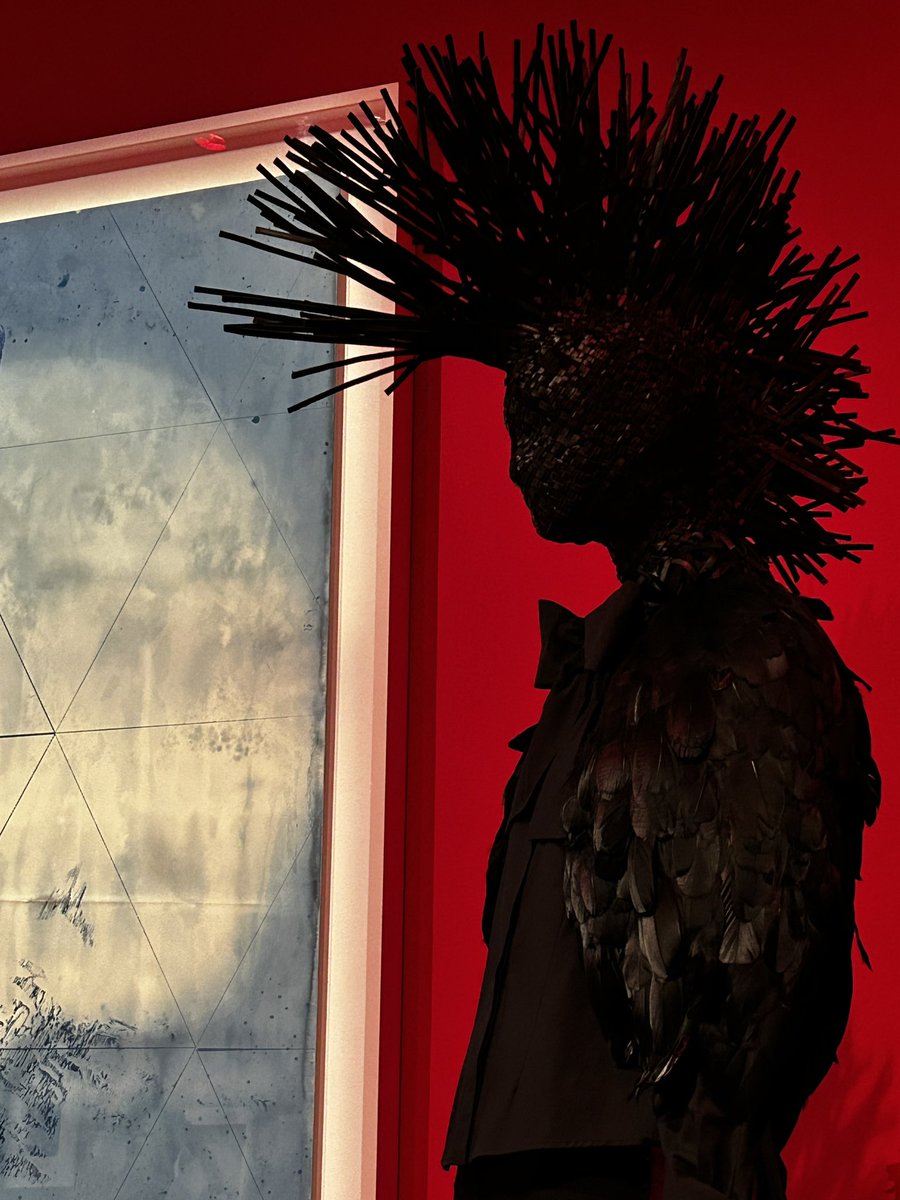 Hey toi!! Entre deux shows au @FestivalEteQc fais-toi plaisir et va voir la magnifique exposition-hommage à Alexander McQueen au @Mnbaq !!