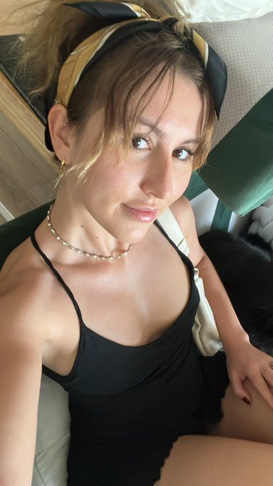 Hot girlie going to eat pizza 😛 https://t.co/aBWWrEgbDV