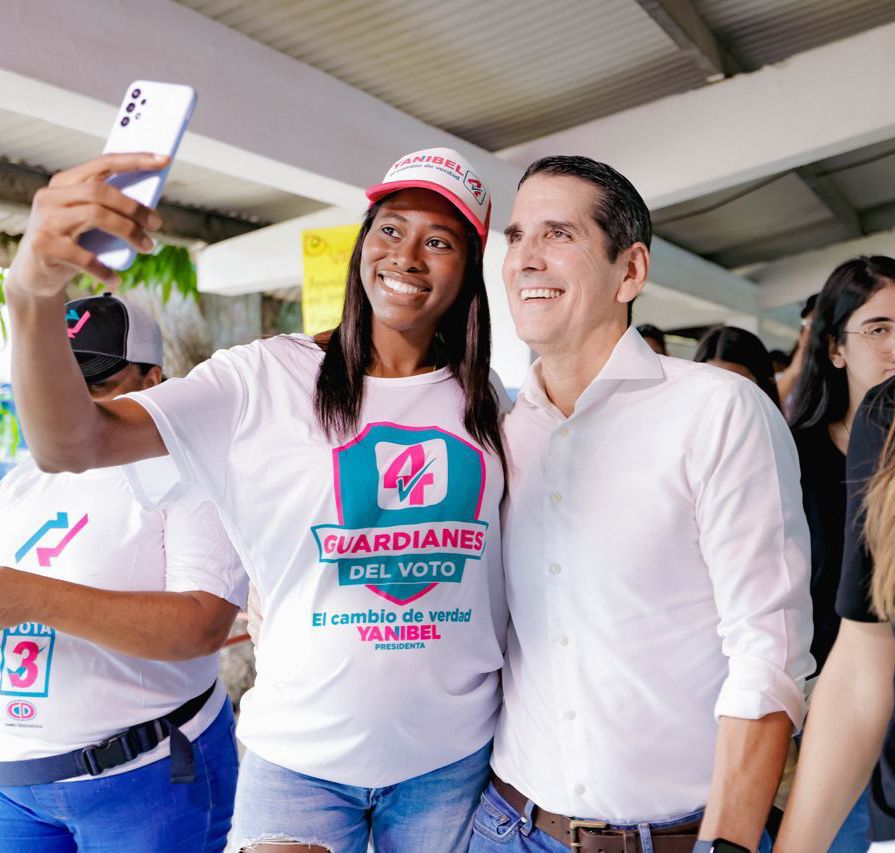 Anagrosas's tweet photo. Haciendo reflexión de que lo que te dan no compra tu voto. La decisión es tuya, vota por la mejor opción para nuestro país, todos están con @romuloroux.
#RomuloPresidente.
#HacerLasCosasBien #PrimariasCD https://t.co/JTeQdaFzES