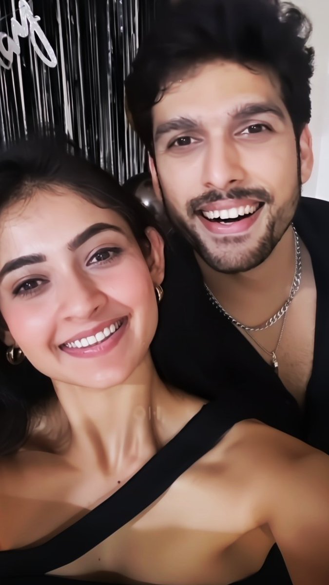 ClumsyChashmish's tweet photo. Oh mannn!!!!!
can they drop the salsa reel in this outfit plssss😫
#SaiShi https://t.co/4Rl55UsubI