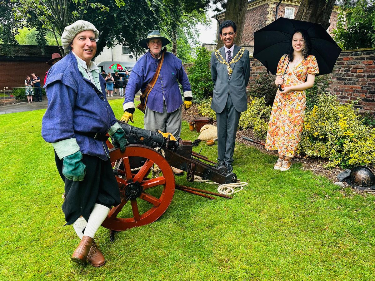 Great day yesterday at the annual Chadderton Day. The Mayor got to meet some amazing civil war reenactors.