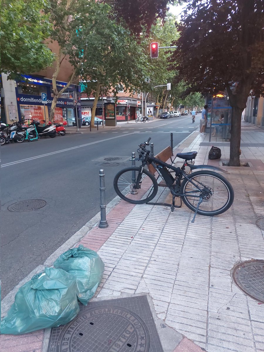basurayesc10262's tweet image. @Lineamadrid @MADRID @_EstradaYolanda basura everywhere en ciudad jardin