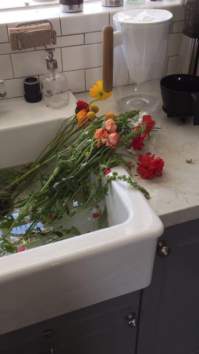 Tu dis que tu aimes les fleurs, 
Tu les coupes,
Tu dis que tu aimes les poissons, 
Tu les manges, 
Tu dis que tu aimes les oiseaux, 
Tu les mets en cage,
Quand tu dis " je t'aime ' j'ai peur.

Jacques Prévert