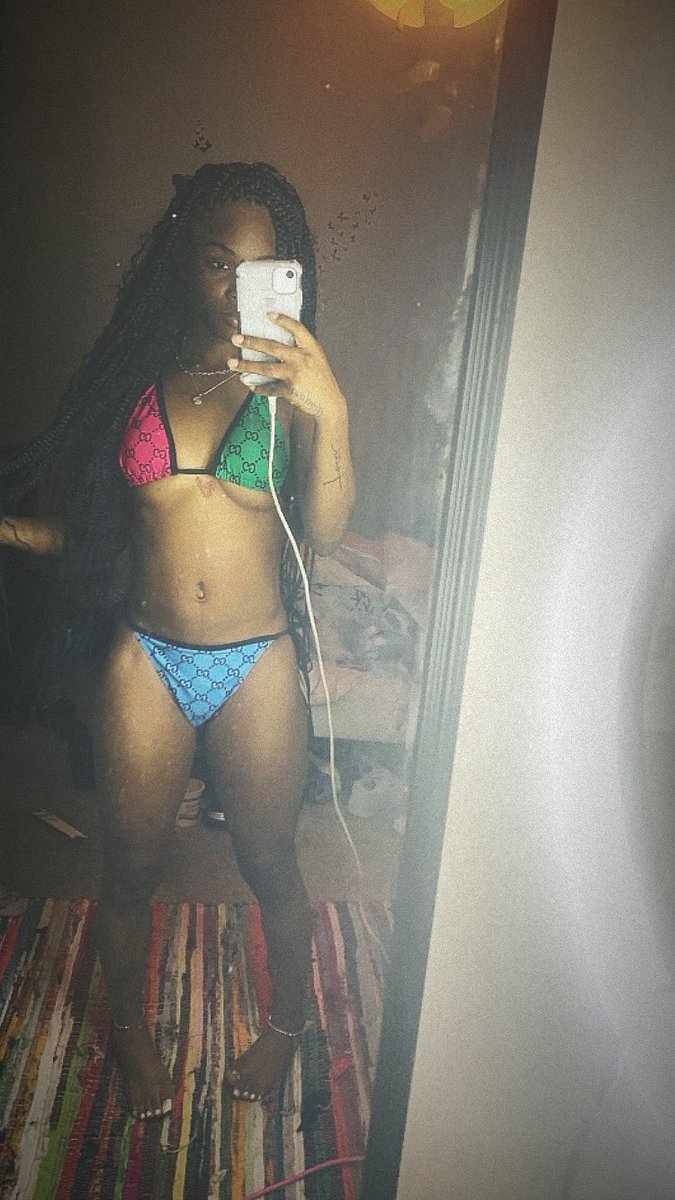 imkaybxx's tweet photo. No make up still a 10 , I can’t believe that this ho that bad 🏆🥴 . #Raepoolparty https://t.co/F29It0EG5I