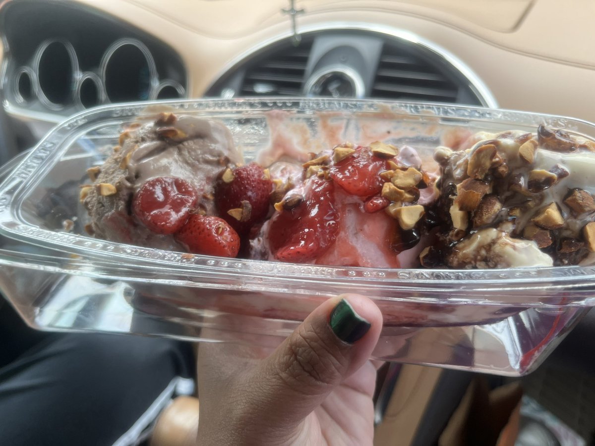 sandysuprtchr's tweet photo. Get a banana split to share and have a happy Sunday!! Enjoy!! https://t.co/8BptuKTIPb