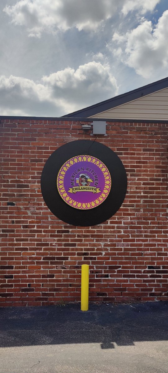 Blain_McVey's tweet photo. Just enjoyed a visit at Chilanguita on its third day of business. It's a lovely Mexican restaurant and bar in the Lindenwood Park neighborhood (Chippewa and River Des Peres)! This area of the neighborhood desperately needed a bar imo so I'm super excited to have a new neighbor!! https://t.co/byIFzZjbWG