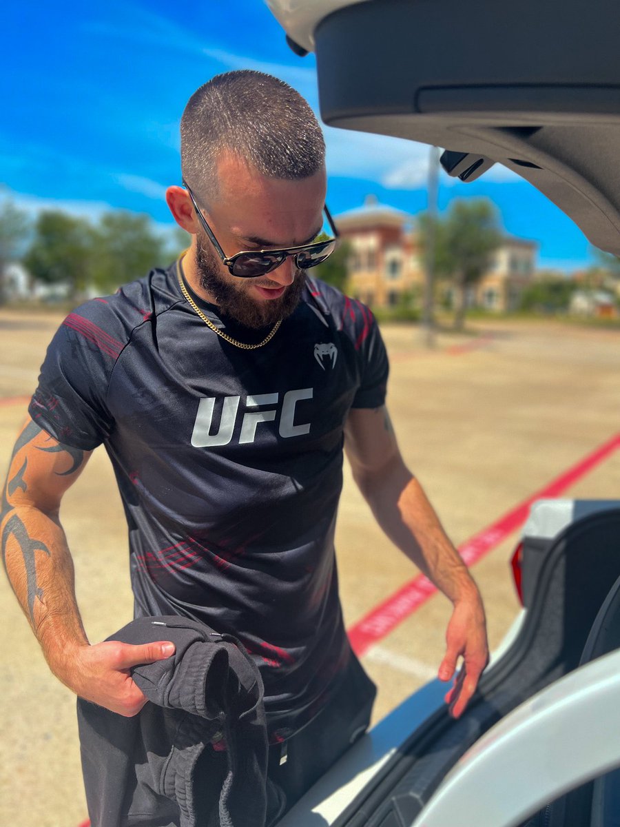 austinlingo's tweet photo. 1 week 🦈 #ufc #lightsout #ready #letsgo https://t.co/wnkkts4tgk