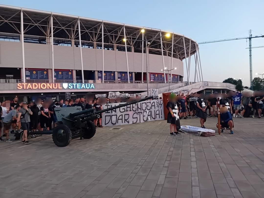 101ULTRAS's tweet image. 🇷🇴 Fans of Steaua Bucureşti protest against the pressure of the government that want to rent the stadium to the clone (fc fcsb)