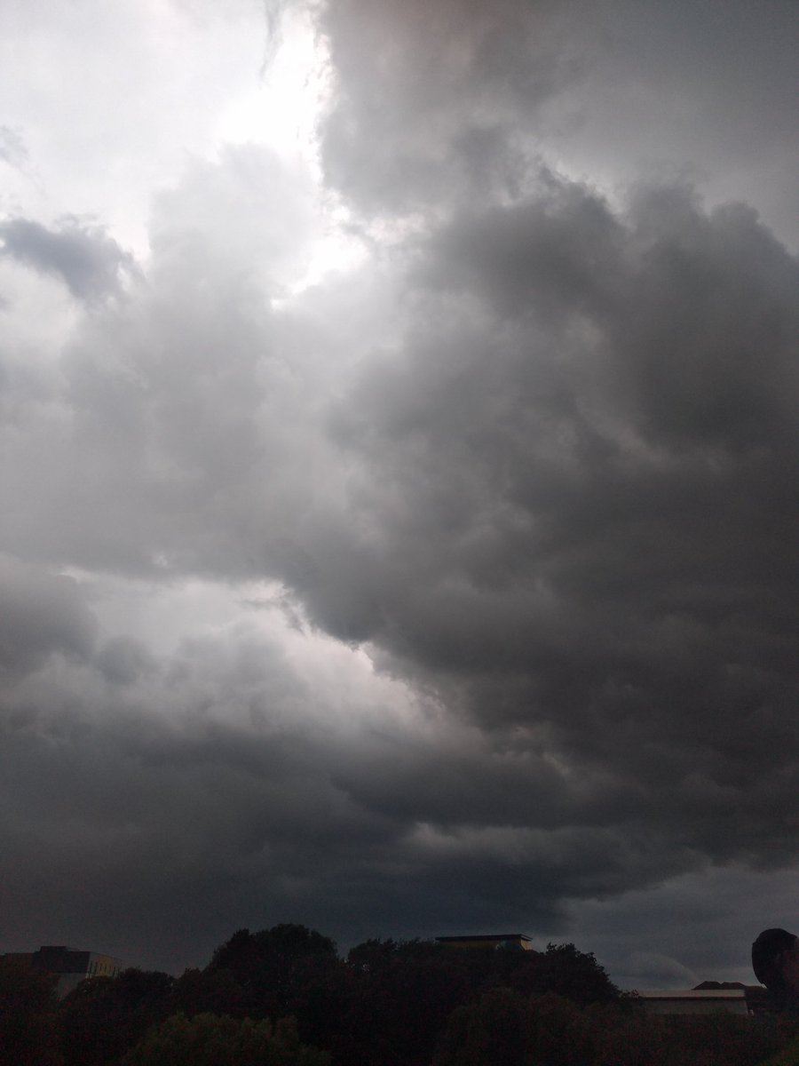 Surprise 2nd support act tonight! Well established little act called Typical British Weather <a href="/ScarboroughOAT/">Open Air Theatre</a> 
#pulpscarborough