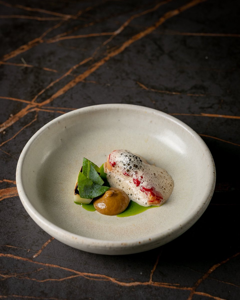 lobster ▪️ leek
Poached native lobster tail with burnt leek puree, BBQ leek, oyster leaf and lobster cream sauce finished with Exmoor Caviar

Lobster - @mcbseafoods
Caviar - @exmoorcaviar