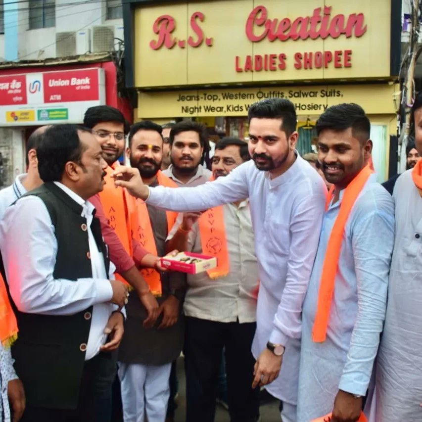 JabalpurABVP's tweet photo. अभाविप के 75वें स्थापना दिवस के पर्व पर अभाविप जबलपुर महानगर द्वारा मालवीय चौक में विशाल छात्र एकत्रीकरण कर मिष्ठान वितरण,आतिशबाजी एवं प्रतीकात्मक 75 ग़ुब्बारे आकाश में छोड़े गए जिसमें बड़ी संख्या में विद्यार्थी गण एवं पूर्व कार्यकर्ता उपस्थित रहे ।
#ABVPJabalpur 
#75yearsofABVP https://t.co/qr3qRaa4Zp