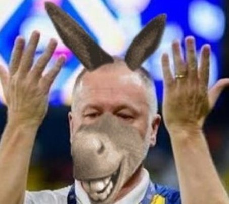 Imagina ter o 4° artilheiro do mundo na última temporada e botar ele marcar lateral...