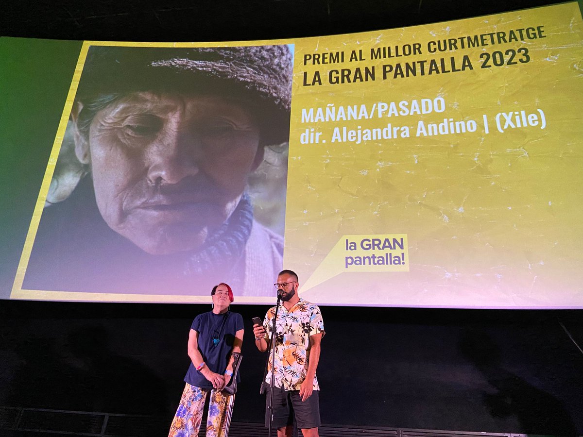 Marta Sendra, consellera de Gent Gran de l'Eixample, i José Gil, membre del Jurat, els encarregats de lliurar els premis al millor curtmetratge #lagranpantalla2023