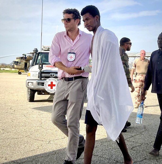 jerome_fontana's tweet photo. 1/ Hier 7 blessés de guerre du #Soudan sont évacués vers N’Djamena grâce à la collaboration entre plusieurs acteurs sous la coordination du @CICR_fr . Les blessés ont bénéficié des chirurgies vitales afin de retrouver un peu de dignité malgré les atrocités qu’ils ont subies. https://t.co/2VkoJe3GvI