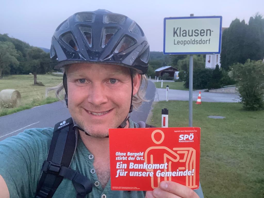 Unser Obmann bringt euch wichtige Post mit dem Fahrrad - Petition für einen Bankomat im Ort!