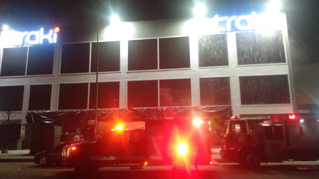 venezuelasos_2's tweet photo. Desde la madrugada de este domingo se registra incendio en los almacenes de Tiendas Traki, sede ubicada en la Av. Bolívar de Valencia, Carabobo. Bomberos de Valencia y otros cuerpos de seguridad se encuentran en el lugar.
#AngelReporta. https://t.co/HlIu9uR8Ds