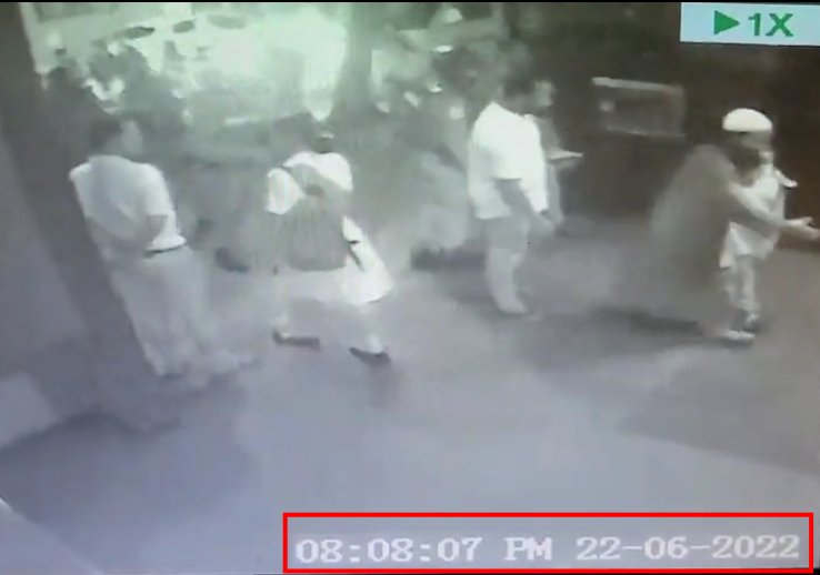 2. ހައްޔަރުކުރީ ދަރިފުޅު ގެޔަށްލާފައި އައުމުންކަމަށް ބުނެ ދޮގުހެދުން:
މިޙާދިޘާއަށްފަހު އަދިއަދަށްވެސް ދަރިފުޅު ބޭރަށް ދާއިރު މާސްކު ނާޅައި ބޭރަށް ނުނިކުމޭ، ޚާއްޞަކޮށް މިސްކިތަށާއި ސްކޫލަށް ދާއިރު މިކަން ބޮޑަށް ފާހަގަވޭ. މިކަމާއި ގުޅޭ އިތުރު ތަފްޞީލު އަދި ފަހުން ޙިއްސާކުރާނަން...