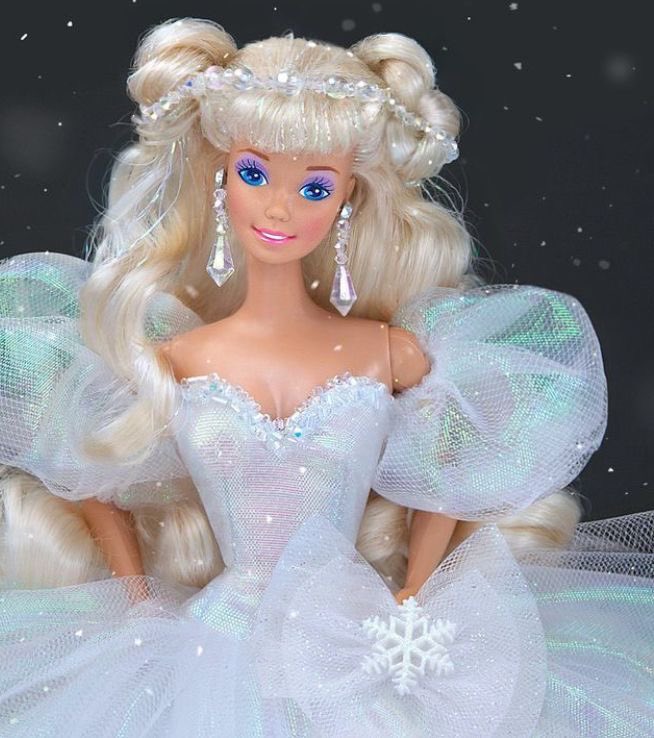 PageRees's tweet image. Oh, I used to not be a huge fan of Barbies with bent arms and I really didn’t like the ones with joints(terms of articulation) no, they’re the only ones I like, because you can play with them and pose them naturally #Barbie #Mattell
Take a note please