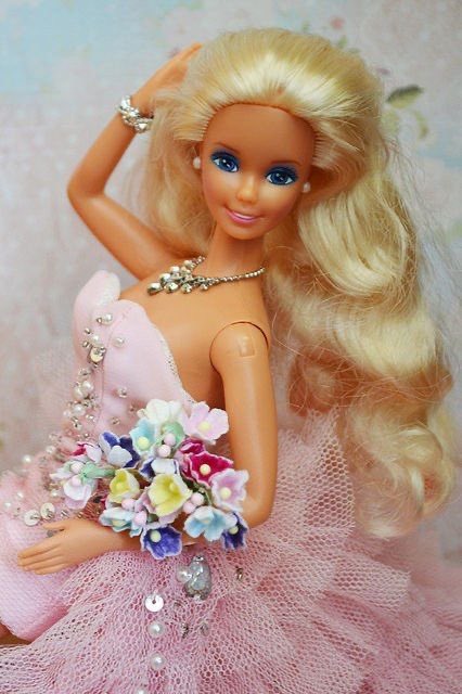 PageRees's tweet image. Oh, I used to not be a huge fan of Barbies with bent arms and I really didn’t like the ones with joints(terms of articulation) no, they’re the only ones I like, because you can play with them and pose them naturally #Barbie #Mattell
Take a note please