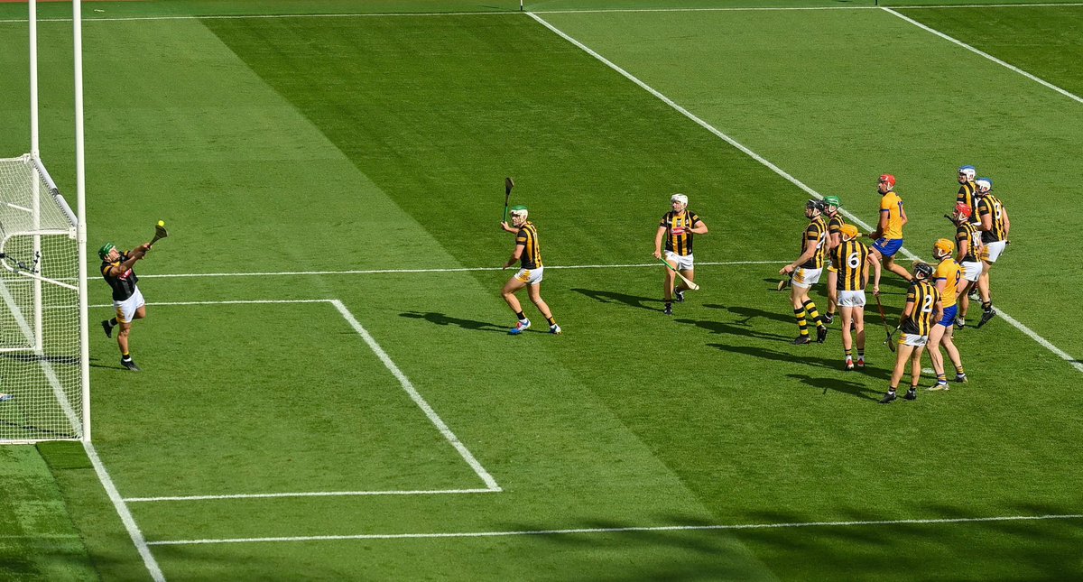 sportsfilebren's tweet photo. Eoin Murphy’s save for #kilkenny against #Clare in the All-Ireland #hurling semi-final #gaa #ClareVKilkenny https://t.co/1am0hEoayA