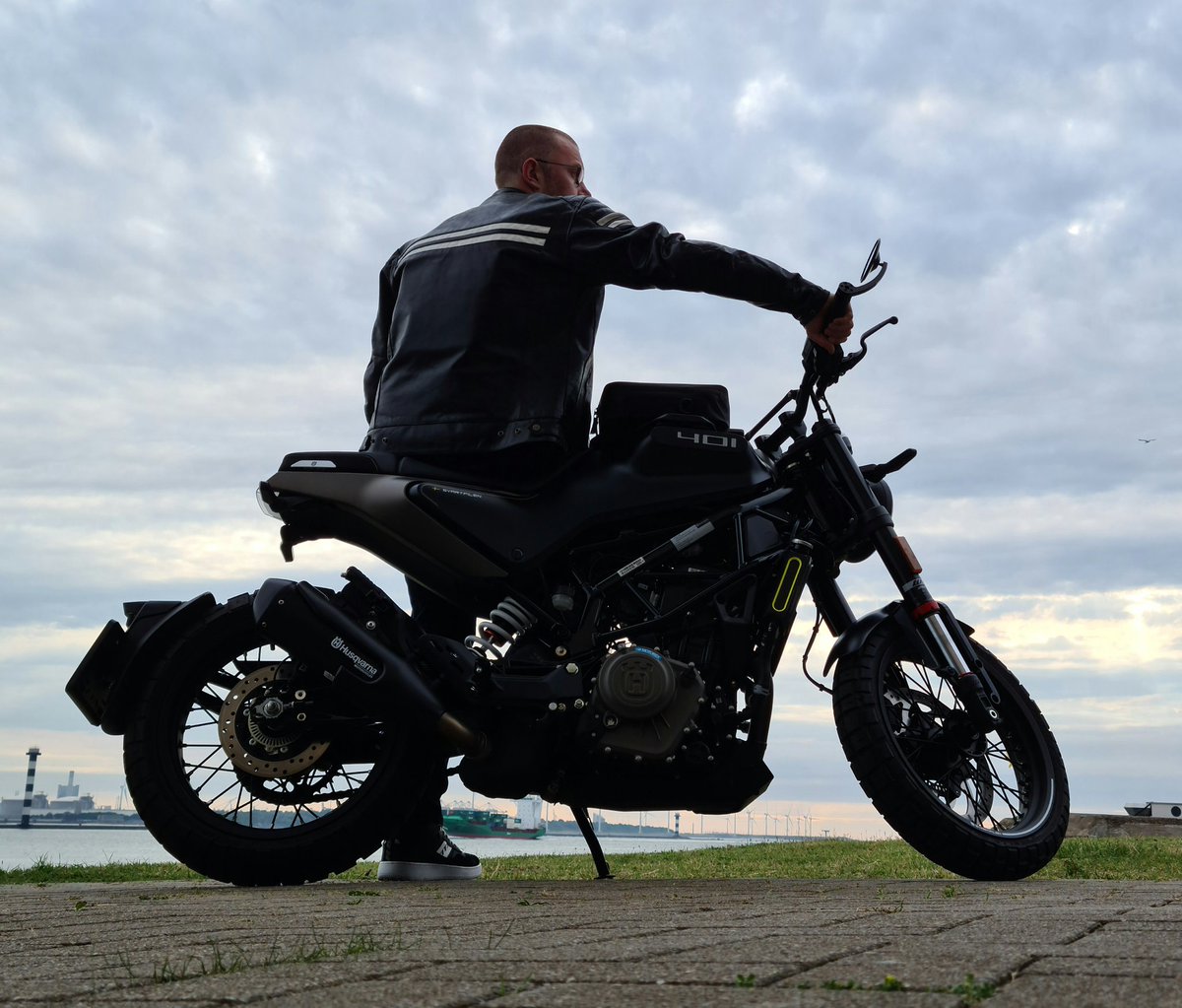 #HusqvarnaMotorcycles #Svartpilen401