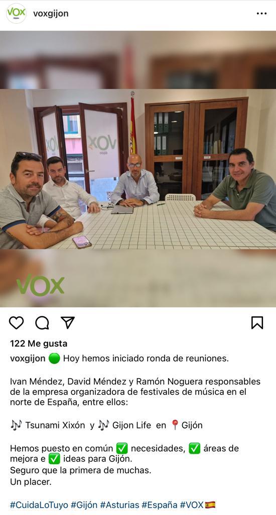 Foi unha gran experiencia ir ao Resu  estes anos, máis eu non volvo.
Xa sei que en Xixón está vox en cultura pero eu non me meto na sede desta xente nin me tiro esta foto por todo o ouro do mundo.
Para min acaba de morrer Resu, Tsunami e todo o que monte esta peña. Non vale todo.