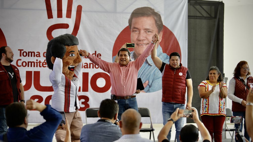 juliomiguelhg's tweet photo. Hoy dimos el banderazo de salida a más de 3,000 compañeras y compañeros del movimiento, para recorrer con más intensidad las calles de Puebla capital y ganar la encuesta nacional y estatal. 

Lo haremos sección por sección, casa por casa, llamando a la unidad en favor de la continuidad de la 4T, tal y como nos lo ha enseñado nuestro líder, el Gobernador @SergioSalomonC.