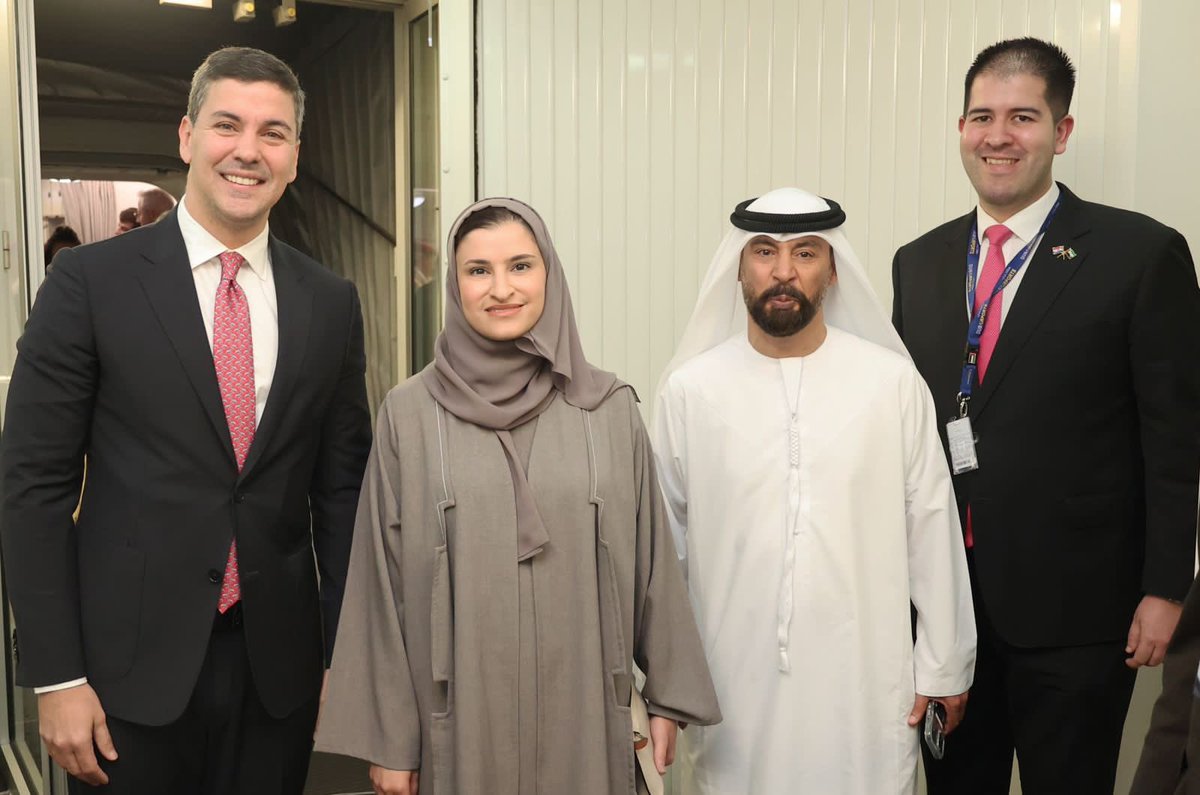 SantiPenap's tweet photo. Llegamos a Emiratos Árabes para desarrollar una intensa agenda de intercambio comercial y cultural. Agradezco a Sarah Al Amiri, Ministra de Estado para la Educación Pública y Tecnología Avanzada y a José Aguero Avila, Embajador de Paraguay ante los Emiratos Árabes por el recibimiento.